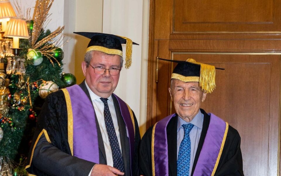 O τίτλος του Εταίρου Επί Τιμή (Honorary Fellowship) απονεμήθηκε από το London School of Economics and Political Science (LSE) στον πρώην πρωθυπουργό, Κώστα Σημίτη, σε ειδική εκδήλωση στην Αθήνα.